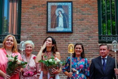 Isabel Díaz Ayuso honra a la Virgen de la Paloma y rinde homenaje a los bomberos de la Comunidad de Madrid