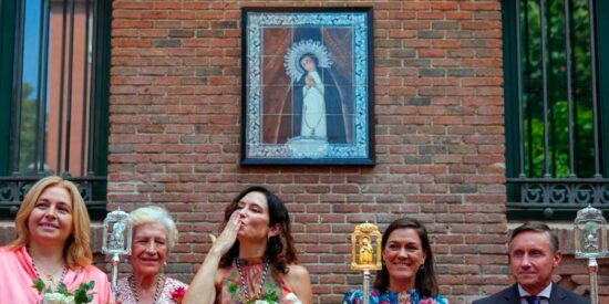 Isabel Díaz Ayuso honra a la Virgen de la Paloma y rinde homenaje a los bomberos de la Comunidad de Madrid