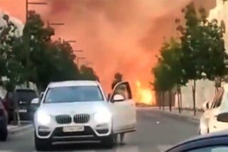El humo del incendio de Tres Cantos se extiende por Madrid y obliga a desalojos y refuerzos de emergencia