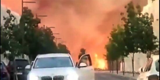 El humo del incendio de Tres Cantos se extiende por Madrid y obliga a desalojos y refuerzos de emergencia