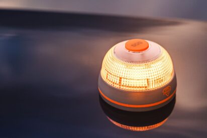 Hero Driver explica cómo saber si una baliza V16 cumple la normativa de 2026