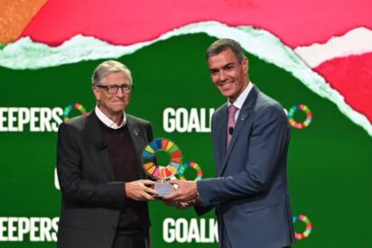 Bill Gates dando el premio Goalkeeper a Pedro Sánchez