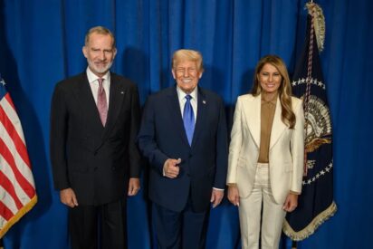 El rey Felipe VI de España, junto a Donald Trump y su esposa Melania, en una imagen difundida por la Casa Blanca