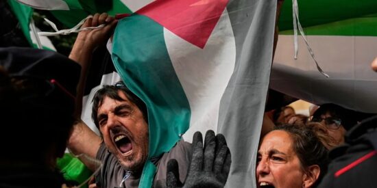 Fan&aacute;ticos propalestina atacan la Vuelta ciclista a Espa&ntilde;a