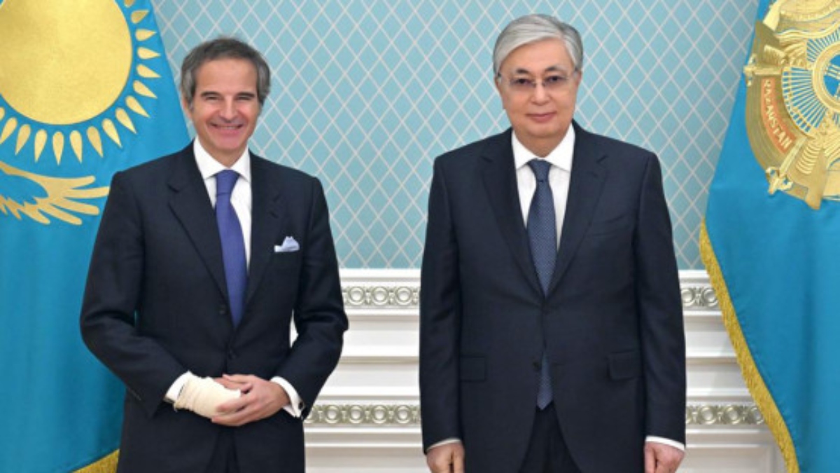 IAEA Director General Rafael Mariano Grossi con Kazajast&aacute;n Presidente Kassym-Jomart Tokayev