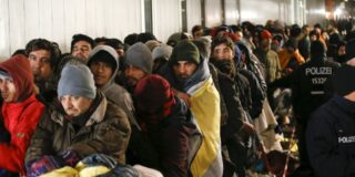 Europa endurece el pulso migratorio: luz verde a deportaciones expr&eacute;s y centros de detenci&oacute;n fuera de la UE