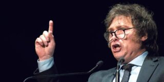 La pobreza cae en Argentina a su nivel m&aacute;s bajo desde 2018 gracias a las reformas de Milei