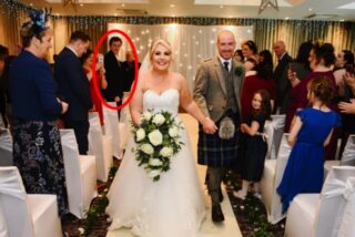 Michelle y John Wylie no podían identificar quién era el extraño en su boda