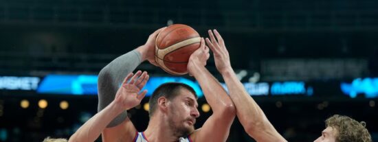 Nikola Jokic, encerrado ante los defensores de Finlandia