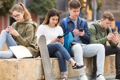 El ‘efecto popcorn brain’: cómo la atención intermitente afecta a la concentración y emociones de los niños