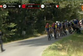 Un fanático se tira contra el pelotón d ela Vuelta a España