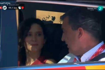 Ayuso sigue la carrera desde el coche del director en una vibrante clausura de la Vuelta