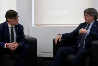 Sánchez, desesperado, envía a Illa a Bruselas para negociar con el prófugo de la justicia, Puigdemont