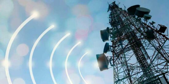 EE.UU. advierte: radios ocultos en infraestructuras solares de carreteras