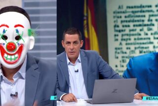 Antonio Naranjo, caracterizado como un clown para denunciar las payasadas de Sánchez en el Senado.