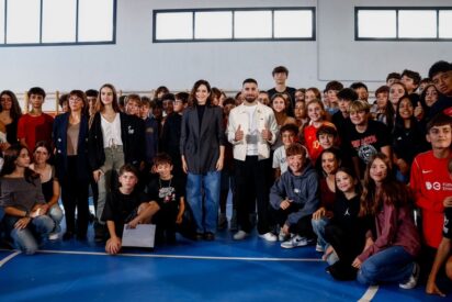 Ayuso con Topuria y los chavales