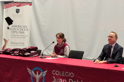 El Colegio Juan Pablo II de Parla entrega las beisboleras a los alumnos del Bachillerato Dual Americano