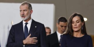 El Rey Felipe y la Reina Letizia, con Sánchez detrás, en el funeral de l