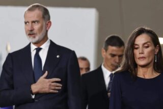 El Rey Felipe y la Reina Letizia, con Sánchez detrás, en el funeral de l