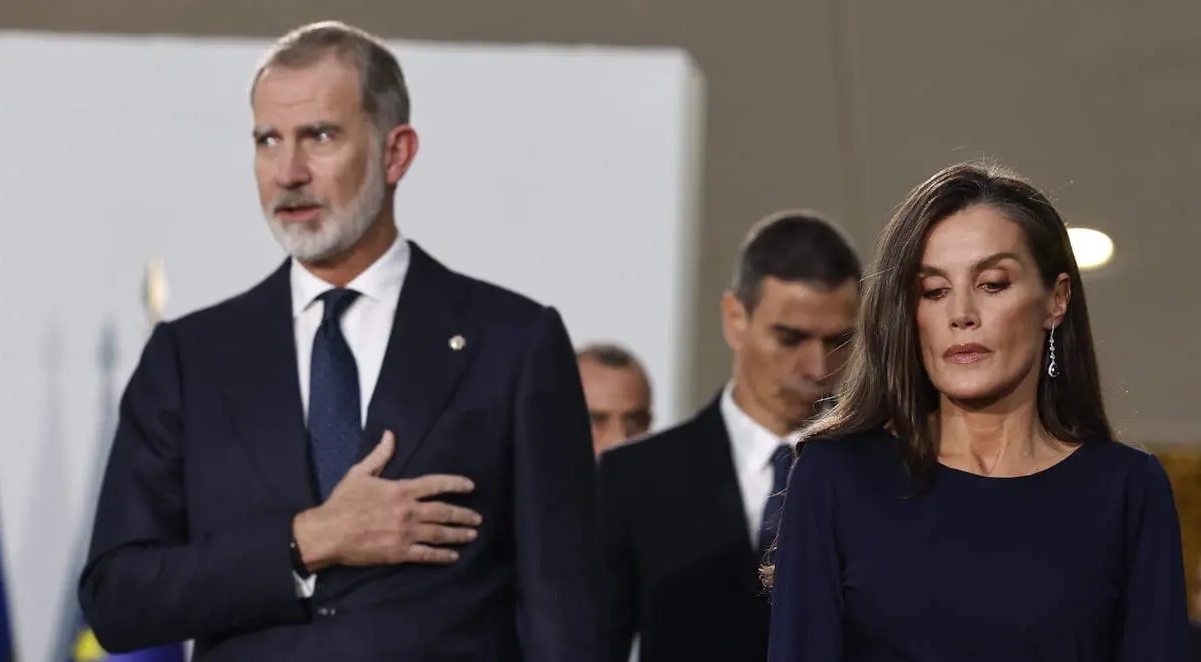 El Rey Felipe y la Reina Letizia, con Sánchez detrás, en el funeral de l