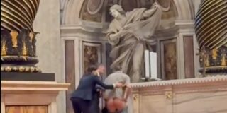 El tipo se baja los pantalones y mea en el Altar de la Confesión del Vaticano.