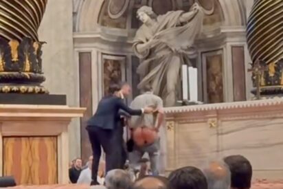 El tipo se baja los pantalones y mea en el Altar de la Confesión del Vaticano.