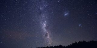 La Vía Láctea tiene un misterioso brillo en el centro