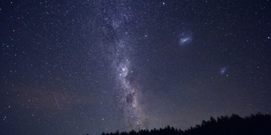 La Vía Láctea tiene un misterioso brillo en el centro