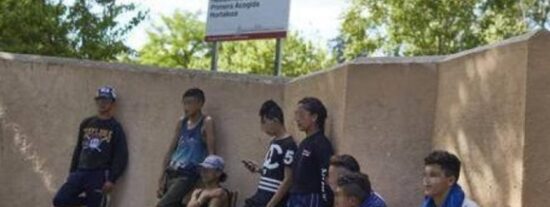 Dos de cada tres espa&ntilde;oles se oponen a la regularizaci&oacute;n masiva de S&aacute;nchez y este les tacha de 'xen&oacute;fobos'