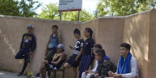 Dos de cada tres espa&ntilde;oles se oponen a la regularizaci&oacute;n masiva de S&aacute;nchez y este les tacha de 'xen&oacute;fobos'