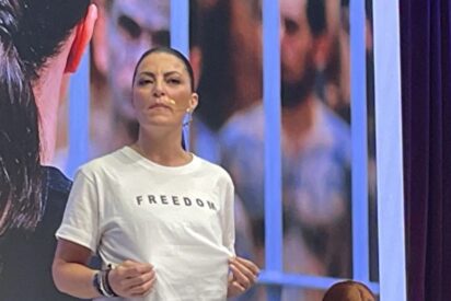 Macarena Olona con la camiseta de Chrlie Kirk