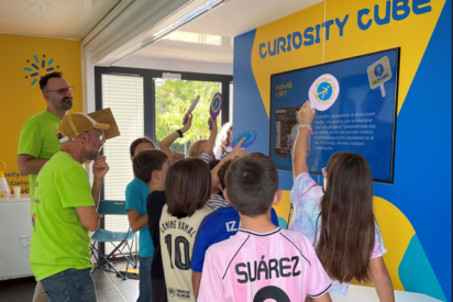 Más de 1.700 estudiantes descubren la inteligencia artificial en el Curiosity Cube de Merck