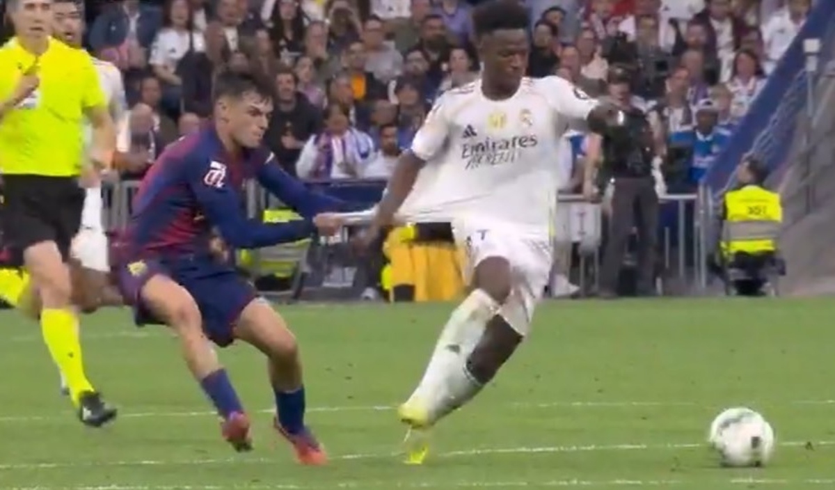 Pedri hace falta a Vinicius y se gana la primera amarilla