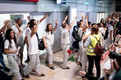 Perroflautas de la Flotilla llegan a Barajas