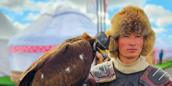 Un nómada cetrero de Kazajistán con su águila