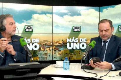 Carlos Alsina y José Luis Ábalos.