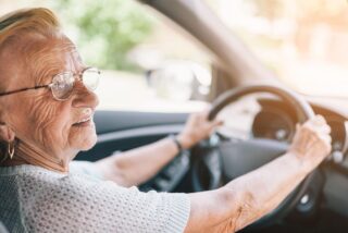 DGT, tráfico, conductor y cinturón de seguridad.