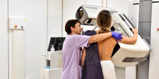 A Page y resto del PSOE les estalla en la cara su hipocresía con los cribados de cáncer de mama