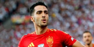 Espa&ntilde;a celebra su racha invicta con Merino de emperador y Pedri de director