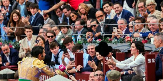 Morante brinda el toro a Ayuso y enciende la tarde madrile&ntilde;a
