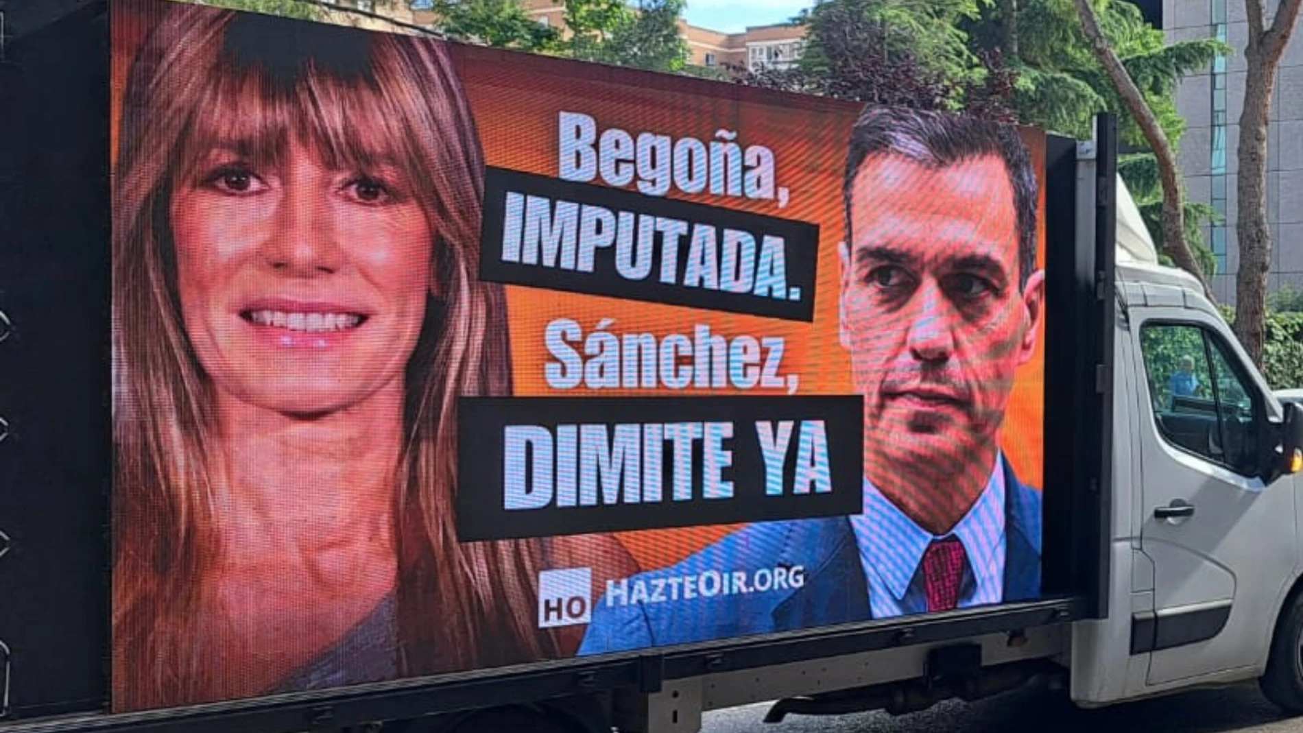 El cami&oacute;n de HazteO&iacute;r que el PSOE trat&oacute; de retirar de la circulaci&oacute;n.