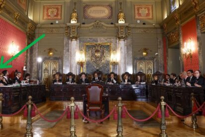 García Ortiz, con toga de fiscal, no se sienta el banquillo de los acusados, sino en el estrado, al lado de los abogados del Estado que le defienden