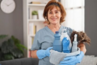 Empleada doméstica, en el hogar