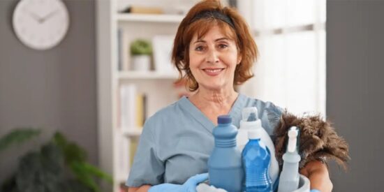 Empleada doméstica, en el hogar