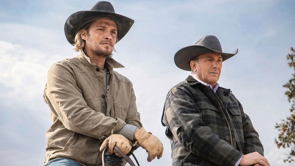 Luke Grimes y Kevin Costner, en Yellowstone