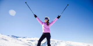 Mujer esquiando en Sierra Nevada