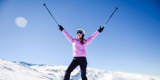 Mujer esquiando en Sierra Nevada
