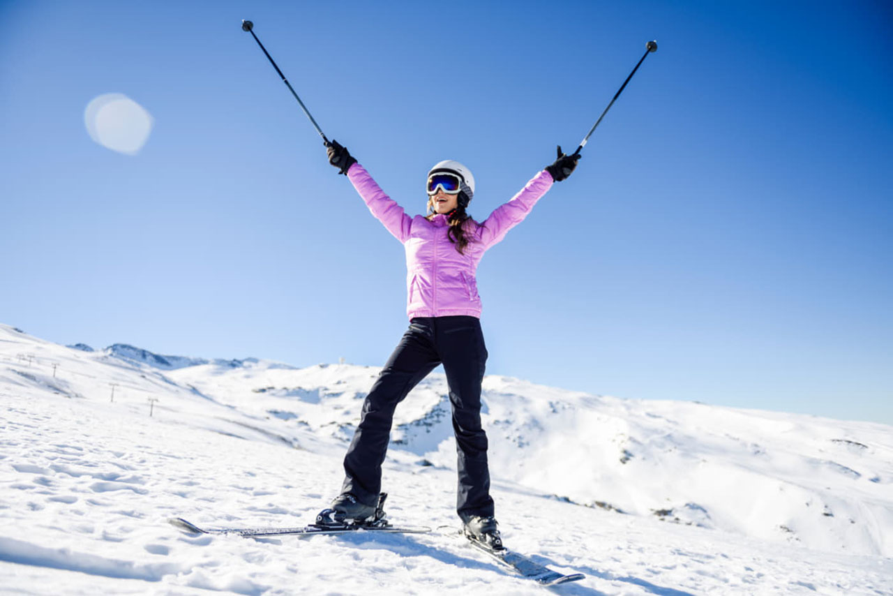 Mujer esquiando en Sierra Nevada