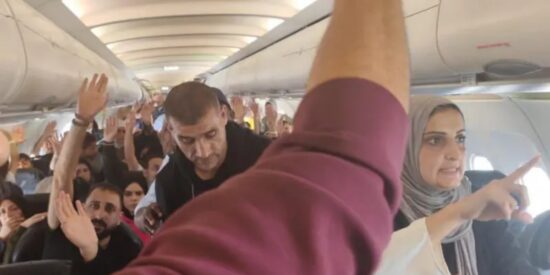 Palestinos en el avión rumbo a Sudáfrica