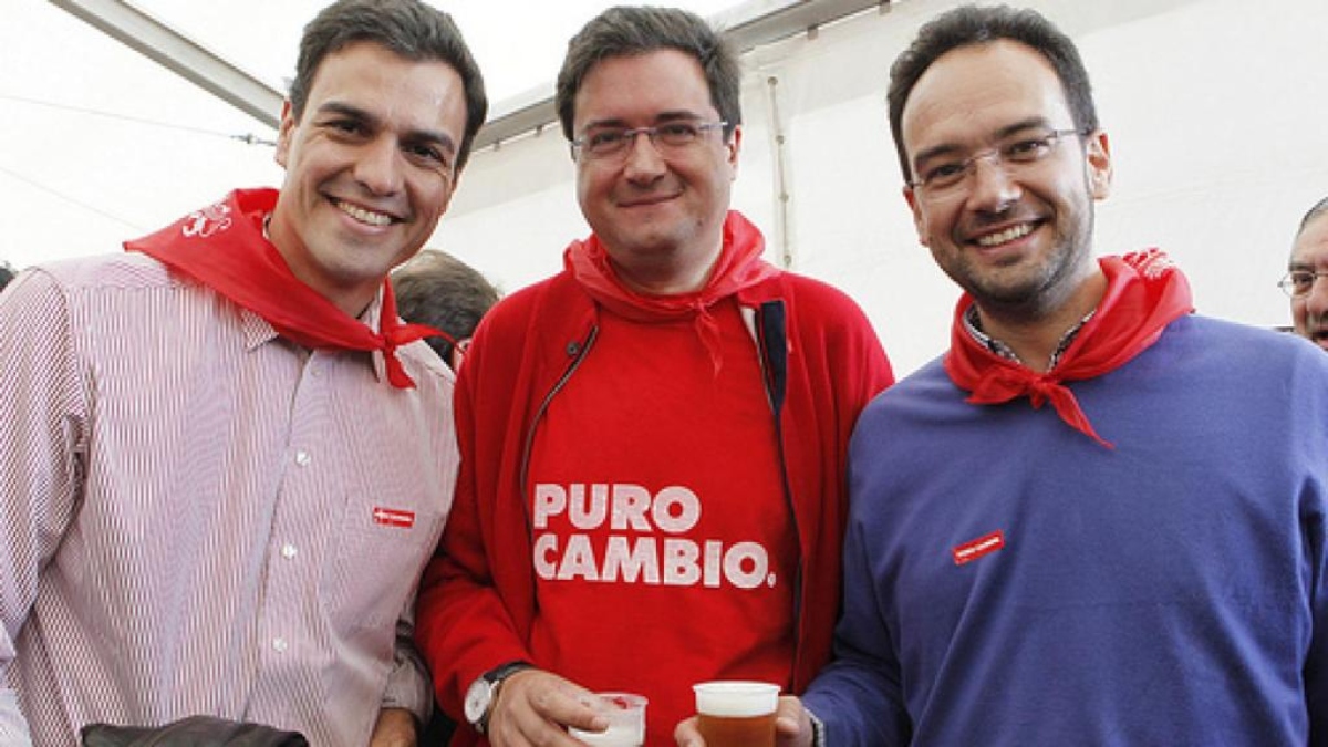 Pedro Sánchez, Óscar López y Antonio Hernando